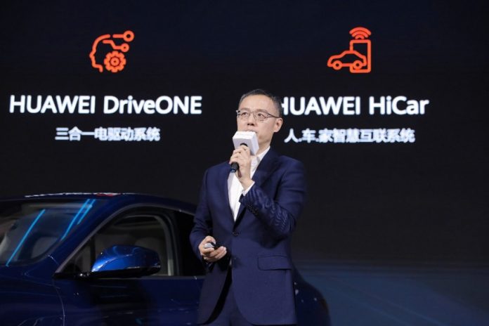 Huawei se lance dans l’automobile en commercialisant la nouvelle voiture électrique SERES SF5