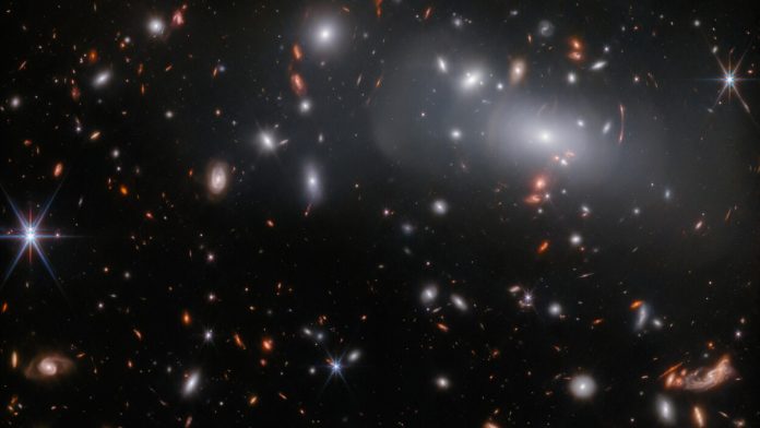 Découverte fascinante : un triplet de galaxies observé par le télescope James Webb