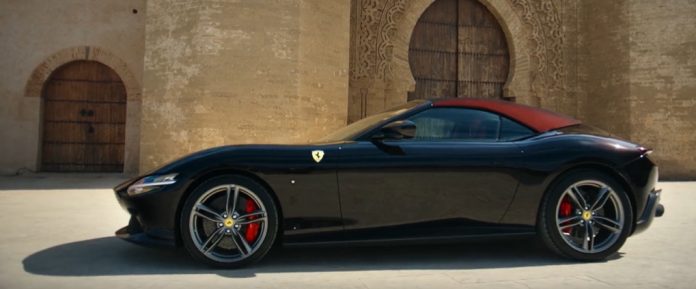 Ferrari dévoile sa nouvelle voiture lors d'une campagne promotionnelle à Rabat (VIDEO)