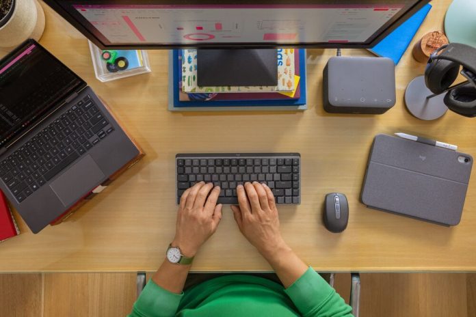 Logitech révolutionne la productivité avec le lancement du clavier MX Combo et d'un logiciel innovant