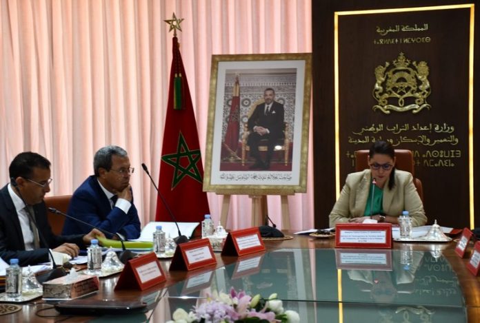 Mme El Mansouri assure la présidence d'une réunion du Conseil de Surveillance du Groupe Al Omrane