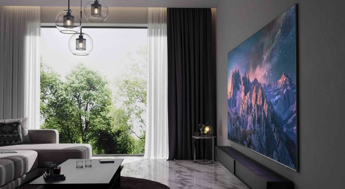 Samsung présente son impressionnant téléviseur QLED de 98 pouces, un écran géant pour profiter du cinéma à domicile.