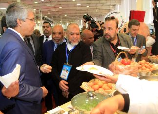 Dawajine 2023 : Un Salon Engagé sous le Signe de la Souveraineté Alimentaire La 24ème édition du salon avicole “Dawajine” s’est ouverte, mardi à Casablanca, à l’initiative de la Fédération interprofessionnelle du secteur avicole au Maroc (FISA) sous le signe ” L’aviculture, pilier de la souveraineté alimentaire en Afrique”. Placé sous le Haut patronage de SM le Roi Mohammed VI, ce salon qui se tient jusqu’au 30 novembre, vise à présenter les nouveautés et les nouvelles technologies, à encourager les investissements et à développer les partenariats dans le secteur avicole, à travers l’organisation de rencontres entre les différents acteurs du secteur avicole, marocains et étrangers, pour promouvoir l’exportation de produits avicoles, notamment vers les pays d’Afrique du Nord et de l’Ouest. Il est une occasion annuelle d’échange autour des avancées et des perspectives de développement du secteur avicole et se veut une ouverture sur les marchés mondiaux, notamment africains. Ce rendez-vous annuel, qui s’inscrit dans la continuité de la stratégie “Génération Green”, permet de fédérer l’ensemble des acteurs du secteur avicole et de nombreux professionnels de l’industrie alimentaire, a indiqué le ministre de l’Agriculture, de la pêche maritime, du développement rural et des eaux et forêts, Mohamed Sadiki, qui présidait la cérémonie inaugurale. Il ainsi relevé que le nouveau contrat-programme 2021 signé avec la FISA constitue une feuille de route pour le développement de l’aviculture, tout en faisant participer les professionnels à la gouvernance de la filière, mettant en avant les acquis considérables du contrat-programme après 3 ans, qui résultent également de la mise en œuvre du Plan Maroc Vert (PMV). Ce nouveau contrat-programme, a poursuivi le ministre, vise à augmenter la production totale de viandes blanches à 920.000 tonnes, la production d’environ 8 milliards d’unités d’œufs destinés à la consommation, se félicitant du rôle de la FISA en matière d’organisation des professionnels de la filière avicole, de promotion de l’exportation des produits nationaux, et de contribution à la souveraineté alimentaire. Pour sa part, le directeur de la FISA, Chaouki Jerrari, a indiqué que cette édition du salon devrait rassembler plusieurs délégations de professionnels venant de pays africains et étrangers, estimant que le nombre attendu de visiteurs devrait dépasser les 15.000 visiteurs nationaux et internationaux, avec 450 exposants et marques représentant une vingtaine de pays. Les professionnels, les fournisseurs, et les différents acteurs du secteur auront l’occasion de partager et de renforcer leurs coopérations, et aussi de se concerter sur l’avenir de l’aviculture marocaine et continentale, a-t-il dit, notant que la FISA accompagne de plus en plus les acteurs des pays africains frères en matière d’export et de développement de savoir-faire dans la filière avicole. La filière avicole est l’une des filières de production animales les plus importantes au Maroc en raison de son rôle socio-économique et de sa contribution à assurer la sécurité alimentaire du pays, avec une production d’environ 780.000 tonnes de viandes blanches et 6,9 milliards d’unités d’œufs destinés à la consommation, ce qui permet la couverture de 100% des besoins de consommation nationale. Elle enregistre un chiffre d’affaires annuel d’environ 32,4 milliards de dirhams, en plus de la création d’environ 141.000 emplois directs et 324.000 emplois indirects, grâce aux efforts déployés pour le développement de la filière dans le cadre du contrat-programme 2011-2020. En effet, le nouveau contrat-programme a pour but la création d’environ 140.000 nouveaux emplois, portant ainsi le nombre total d’emplois créés dans la filière à environ 600.000 emplois. Il vise également à faire face aux contraintes qui entravent certains maillons de la chaine de valeur de la filière avicole. Ainsi, plusieurs programmes et projets seront mis en œuvre, notamment la réhabilitation et la modernisation des unités d’élevage avicoles, l’organisation du réseau de commercialisation des produits avicoles, le développement de projets d’agrégation autour des abattoirs, des unités de découpe et d’emballage et les unités de transformation d’œufs, l’appui à la mise en place de projets concernant l’installation et les équipements des unités de production des aliments pour volaille et les couvoirs ainsi que le renforcement de l’encadrement sanitaire et technique au niveau de tous les maillons de la chaîne de valeur de la filière. Par ailleurs, dans le cadre du programme exceptionnel pour faire face à l’impact du déficit pluviométrique et soutenir le secteur agricole, une subvention est allouée pour environ 800 mille tonnes d’aliments composés pour la sauvegarde de la volaille avec un budget de 1,1 milliard de dirhams. Ce salon phare pour les professionnels a permis depuis sa création en 1998, d’attirer un nombre croissant de visiteurs et d’exposants aux niveaux national et international. Ont pris part à cet événement des professionnels, des administrateurs de la Confédération des Organisations Africaines du Développement de l’Aviculture (CADA), des élus et des responsables du ministère.