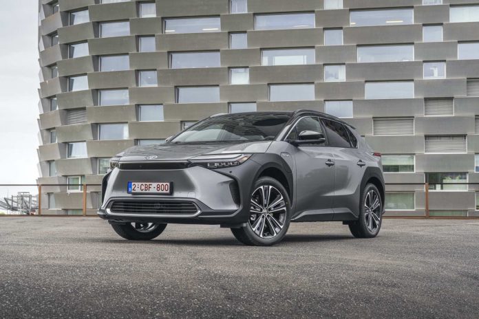 Toyota Améliore la bZ4X 100 % Électrique pour une Recharge Plus Rapide et un Confort Accru