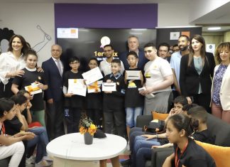 Coding et Éducation : 100 000 Élèves Bénéficient d’une Initiation à l’Innovation Numérique Coding et Éducation : 100 000 Élèves Bénéficient d'une Initiation à l'Innovation Numérique